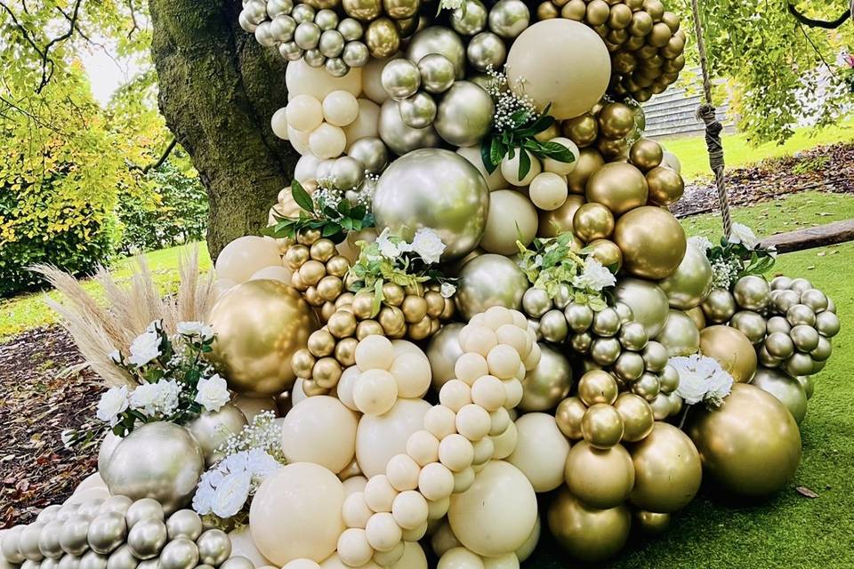 Oak tree balloon display