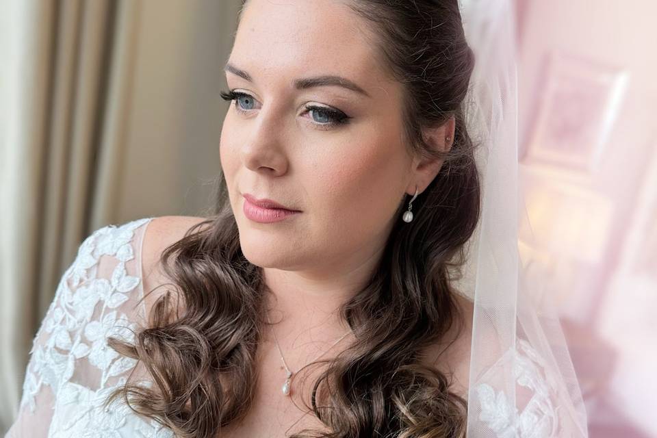Bridal hairstyle and makeup