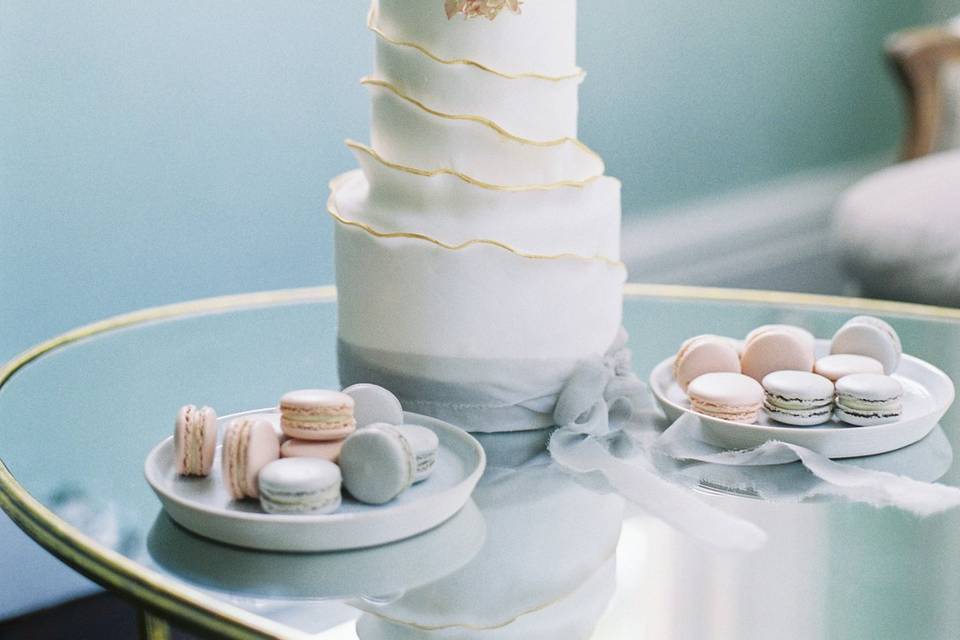 White & gold wedding cake