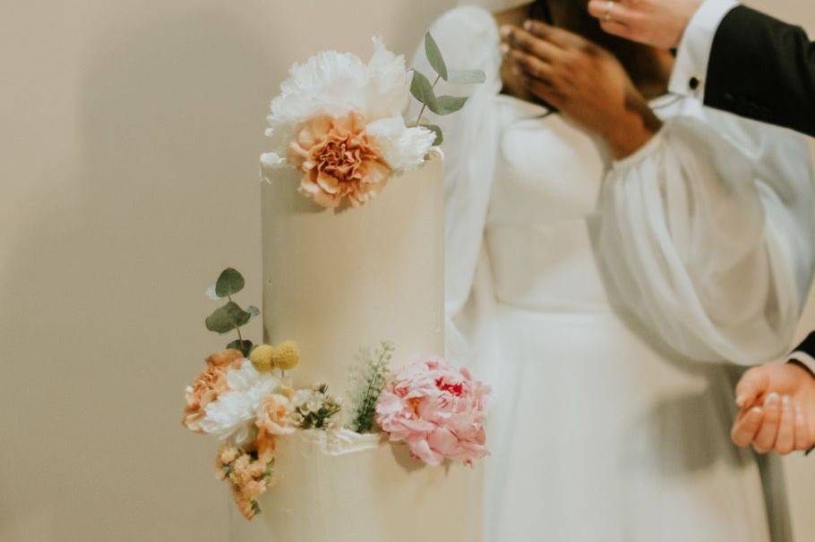 Buttercream cake, fresh flower