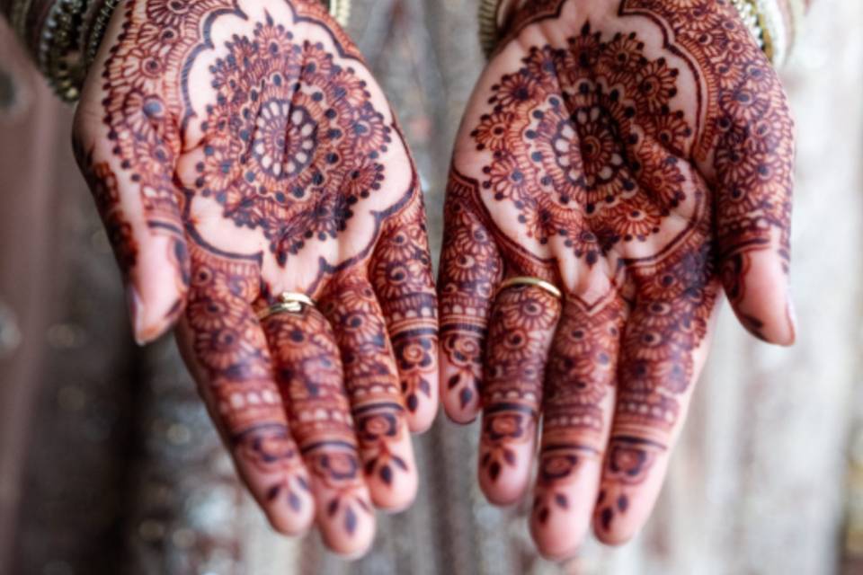 Deep mehndi stains
