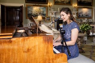 Zoë Singer Pianist