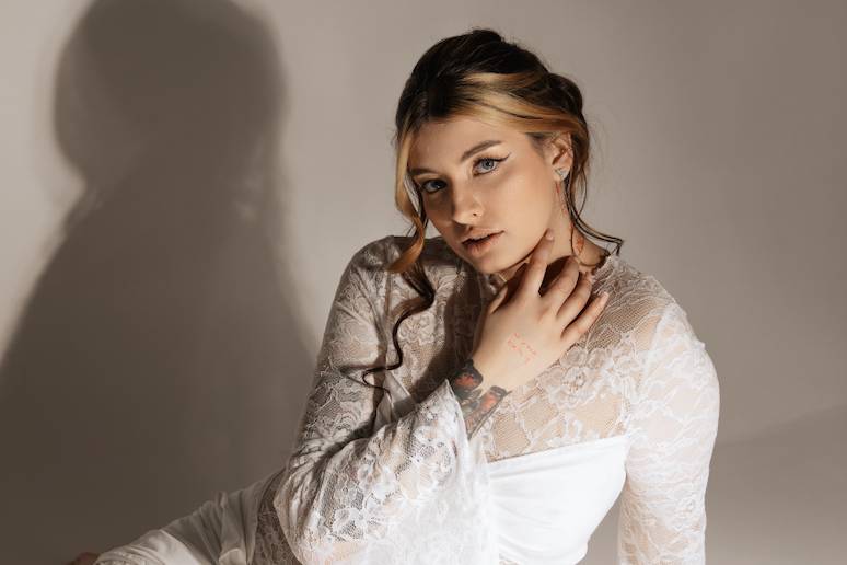 Modern romantic bridal look