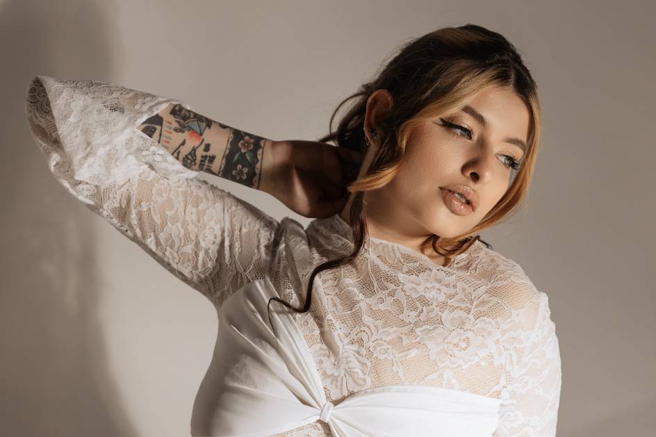 Modern romantic bridal look