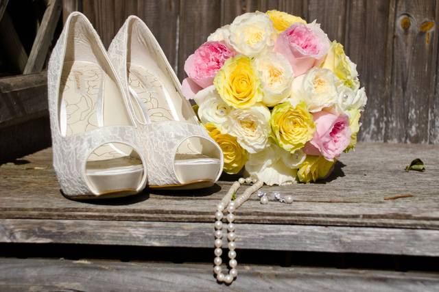 Lemon and pink bouquet