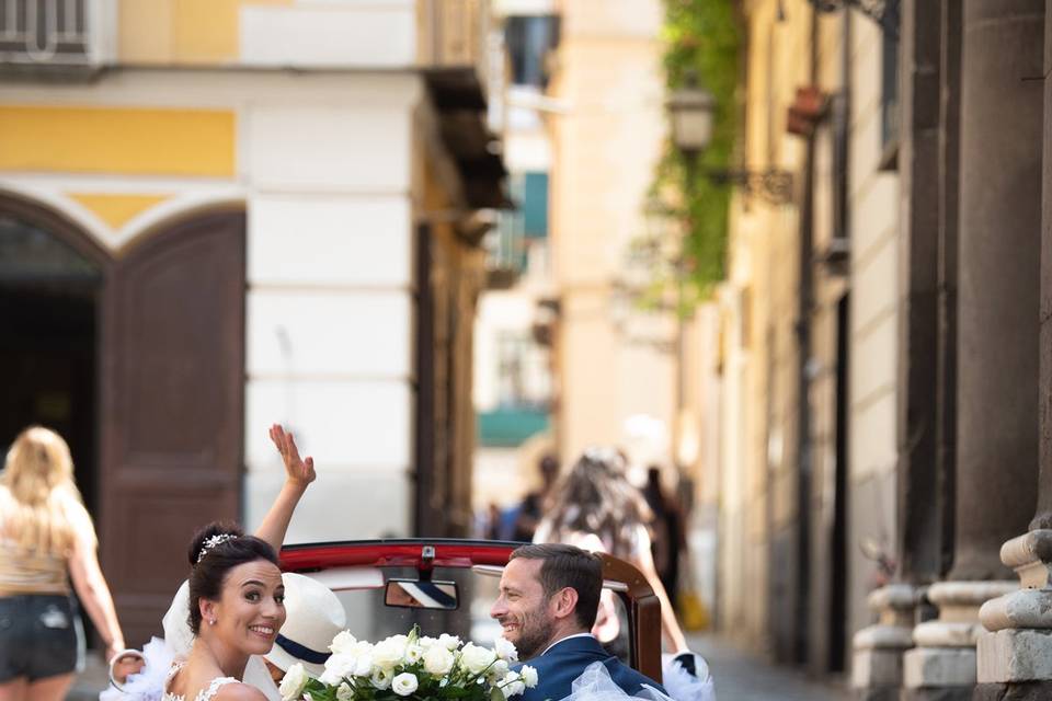 Happy couple in the Fiat 500