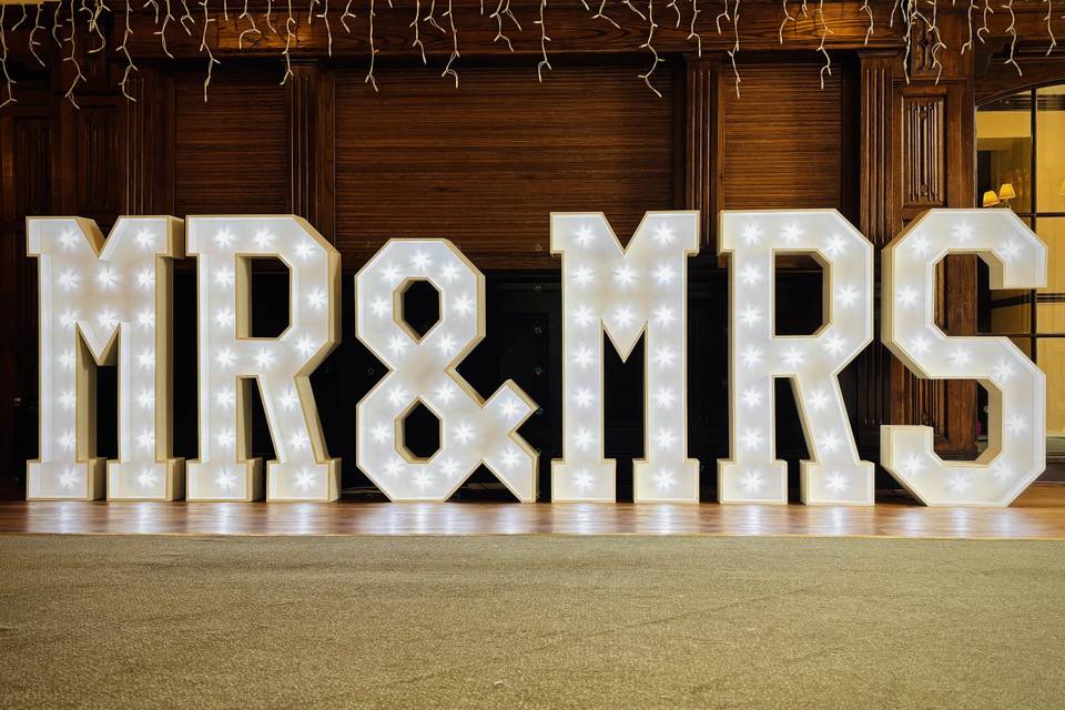 4ft LED Mr & Mrs