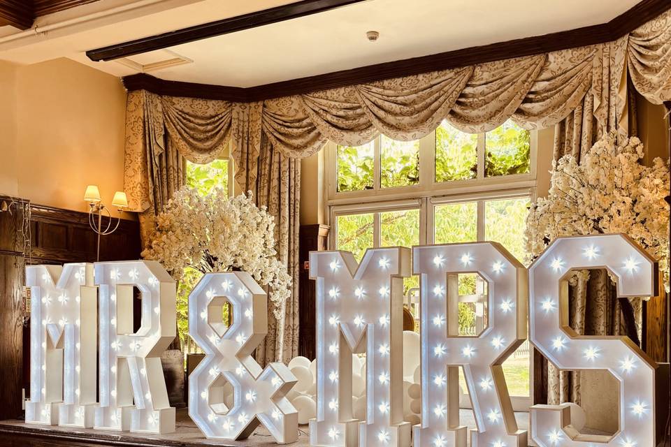 4ft LED Mr & Mrs