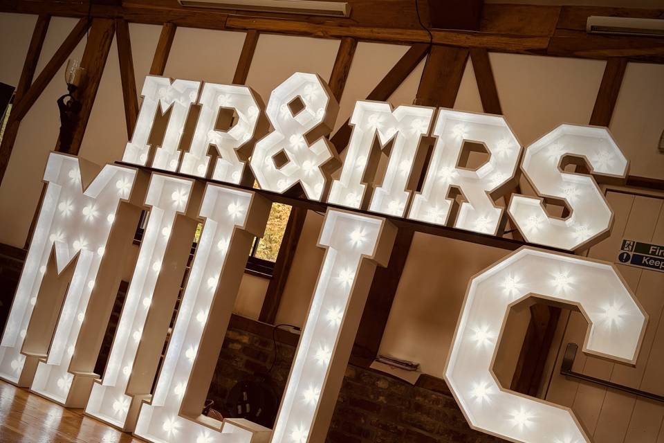 2ft Mr & Mrs with 4ft Letters
