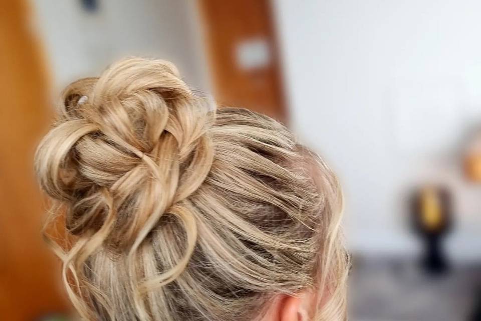 Beautiful Bridesmaid's hairsty