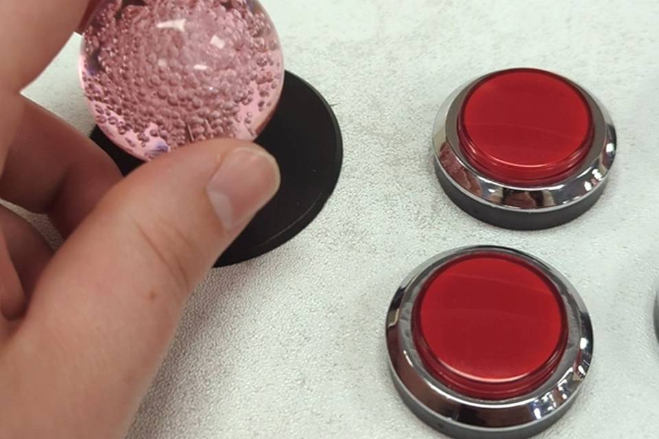 Easy to use buttons & joystick