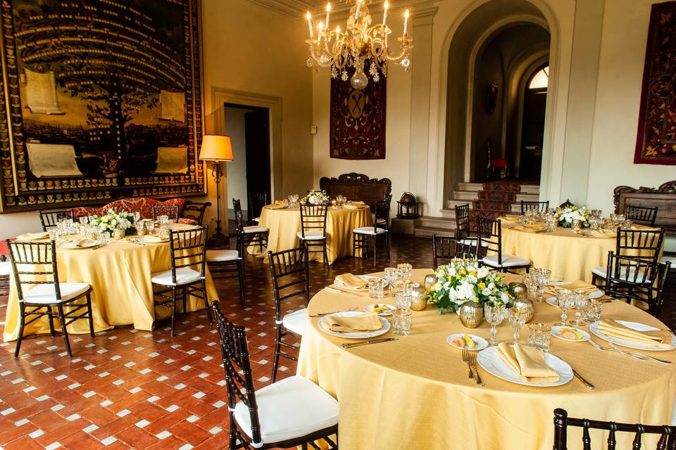 Round table in the main salon