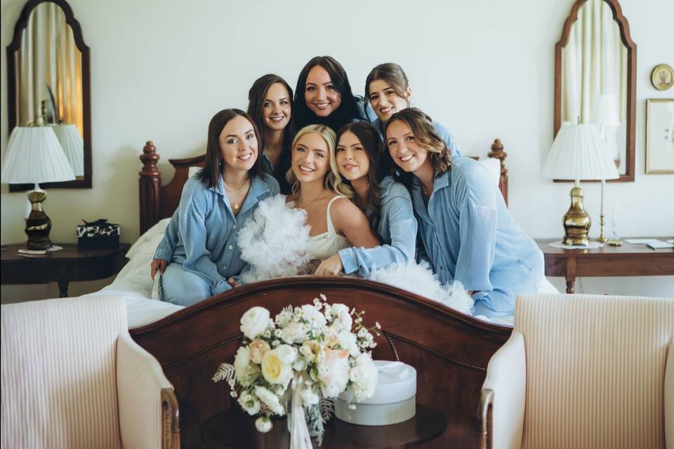 With my best girls! 👰‍♀️✨