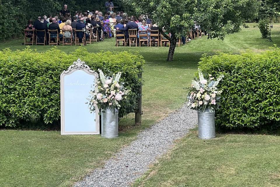 Outdoor ceremony areas🍎