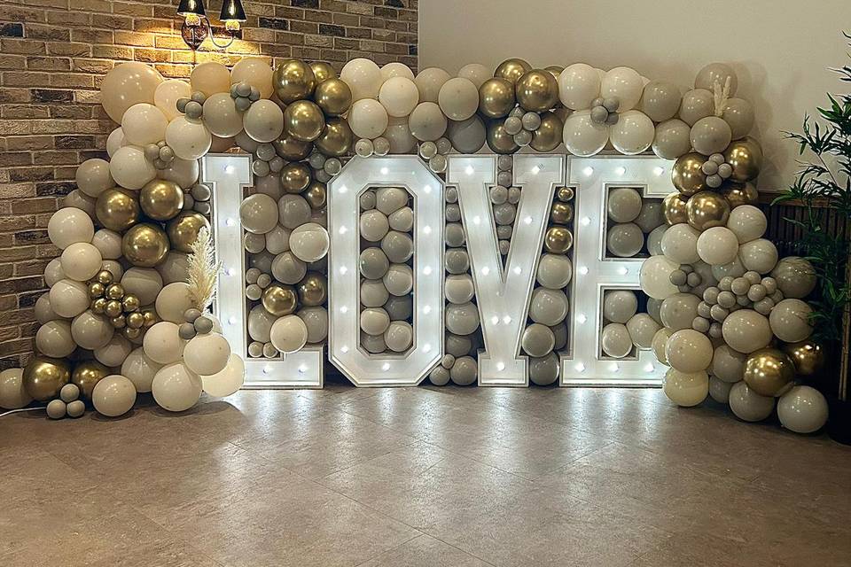 LOVE with balloon display