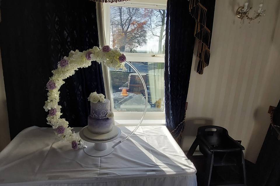 Cake arch with stand