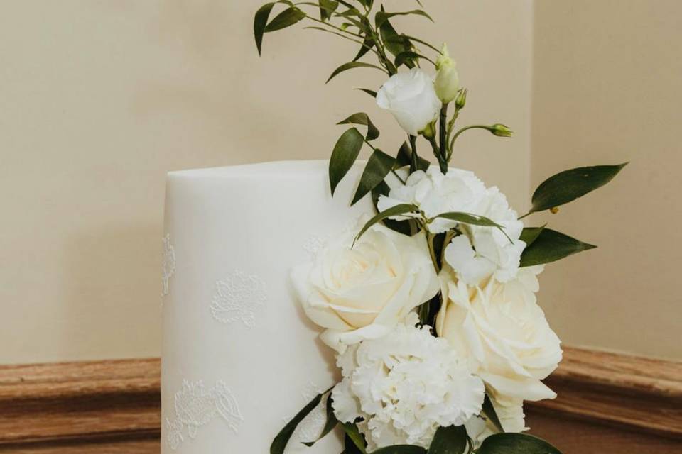 Simple flower wedding cake