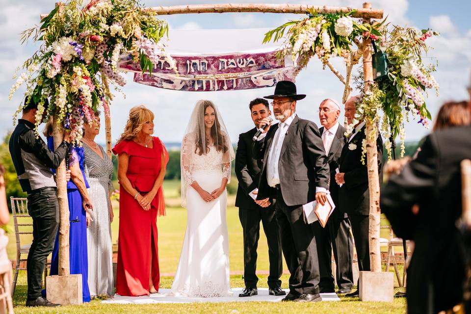 Jewish wedding on rolling lawn