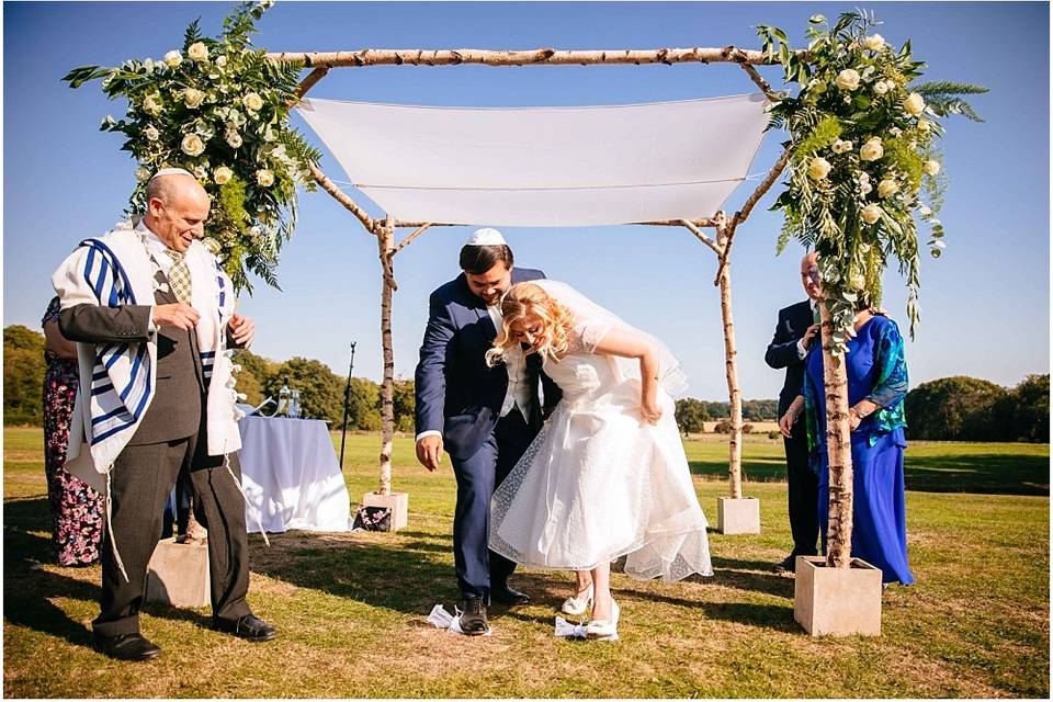 Jewish wedding on rolling lawn