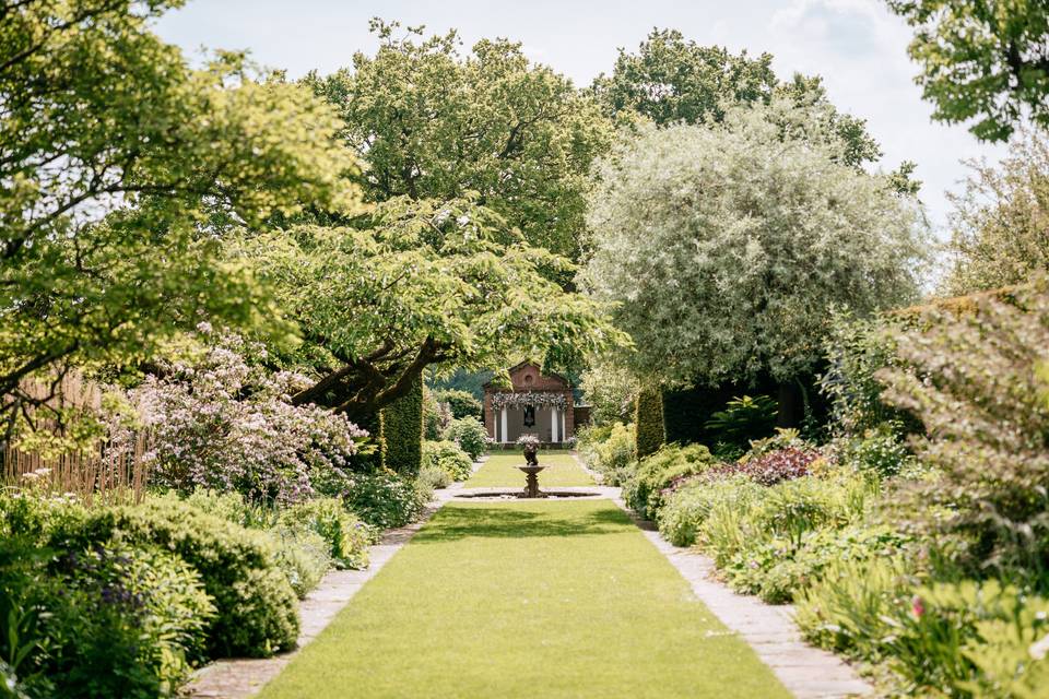 Nature's own aisle to Temple