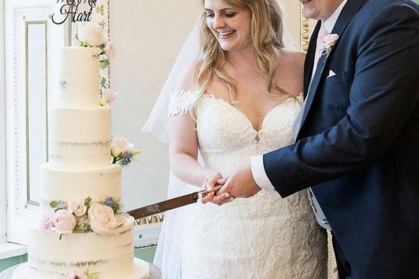 Semi naked cake cutting