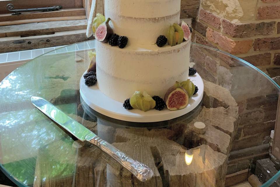 Semi naked cake with fruits