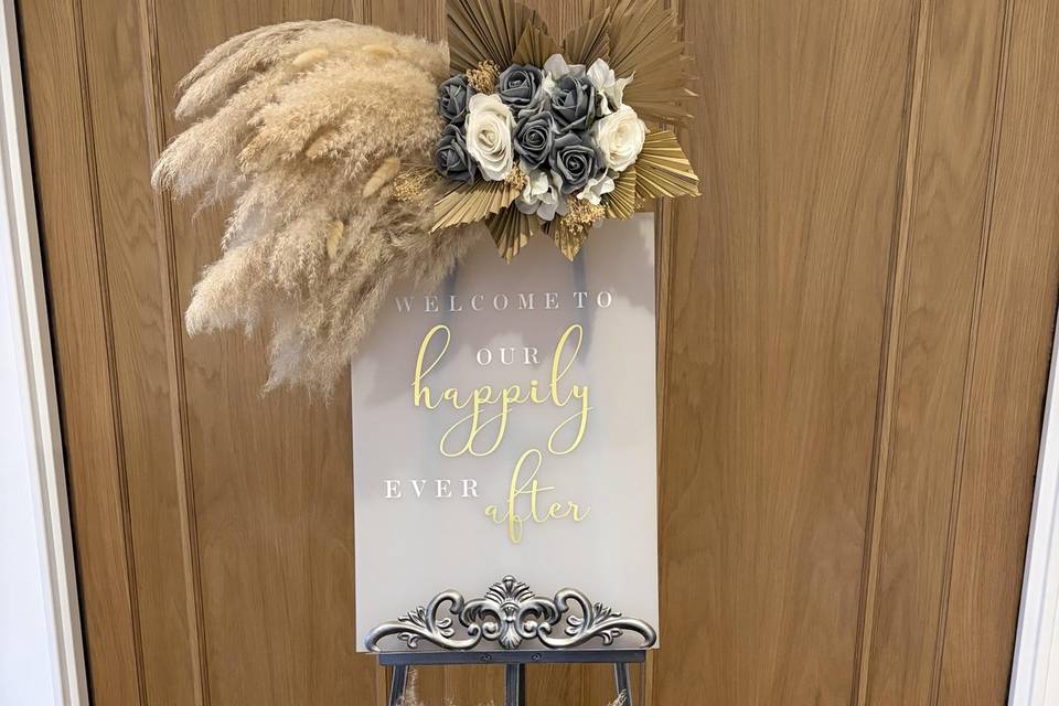 Easel with pampas