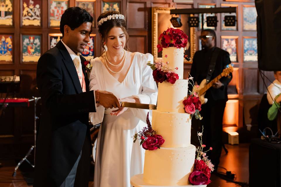 Couple cutting the cake