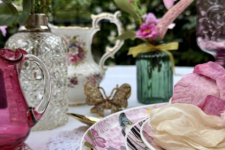 Romantic table styling