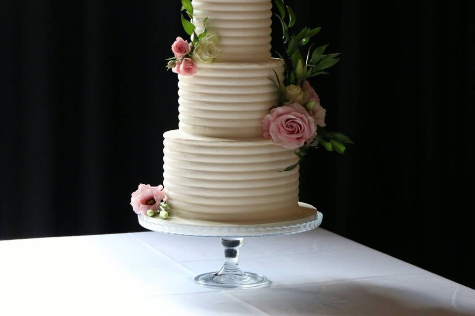 Ribbed cake with fresh flowers