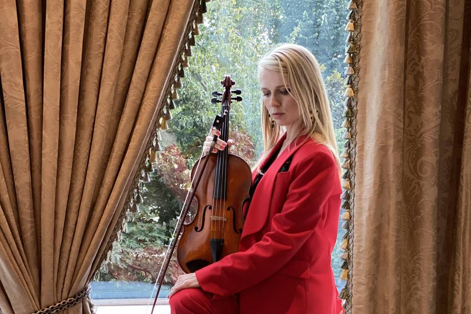 Female wedding violinist