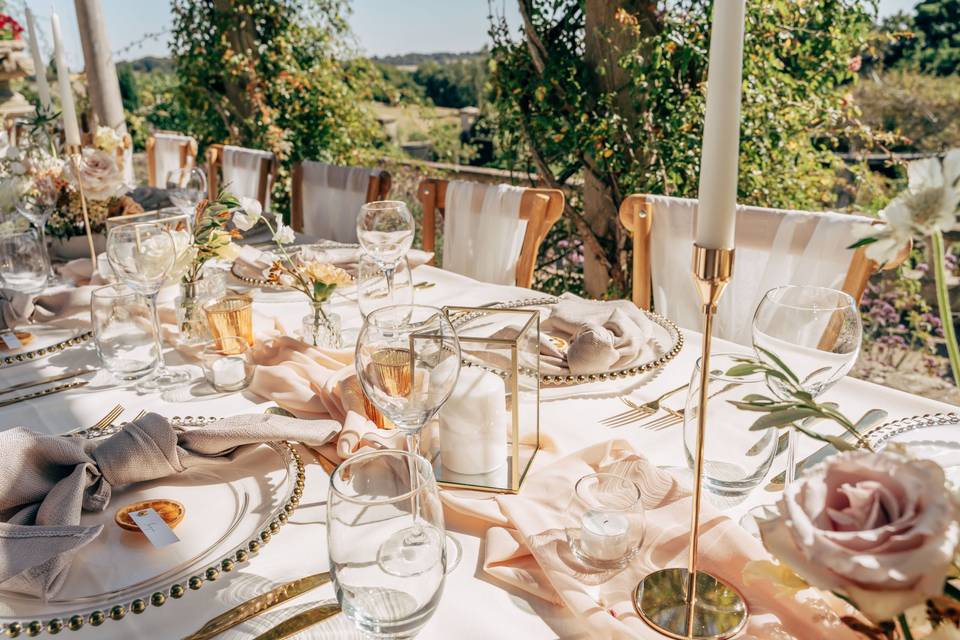 Alfresco dining tablescape