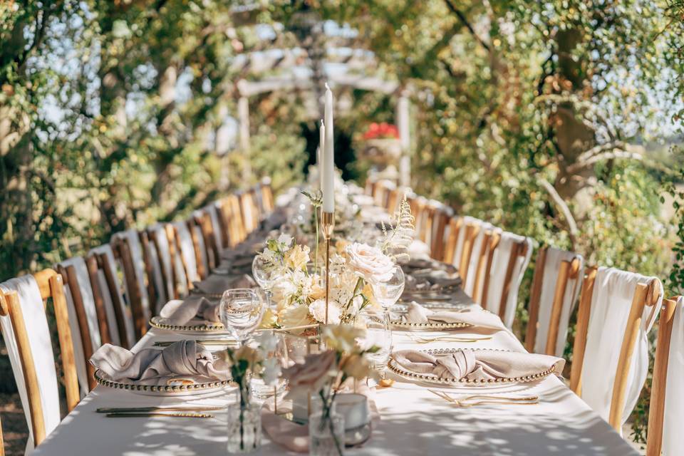 Alfresco dining tablescape