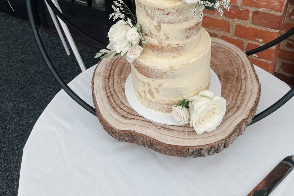 Semi-naked cake with flowers