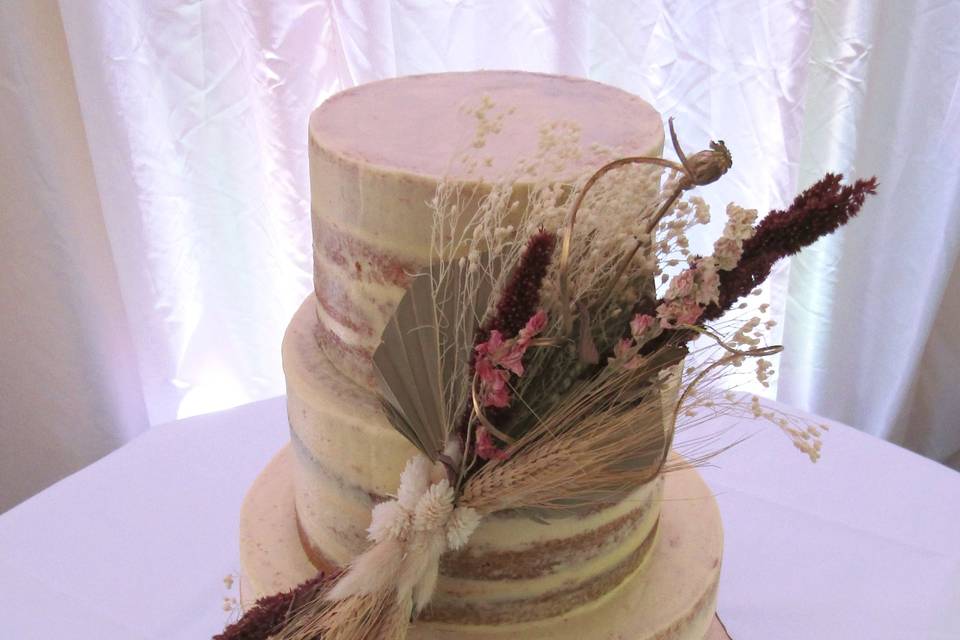Semi naked cake, dried flowers