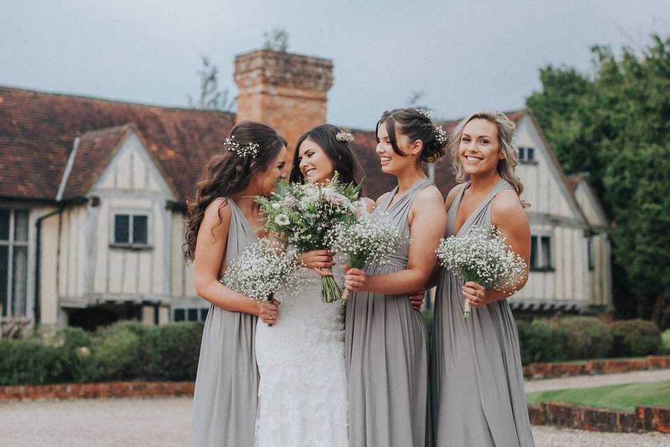 Cain Manor bride and bridesmaids