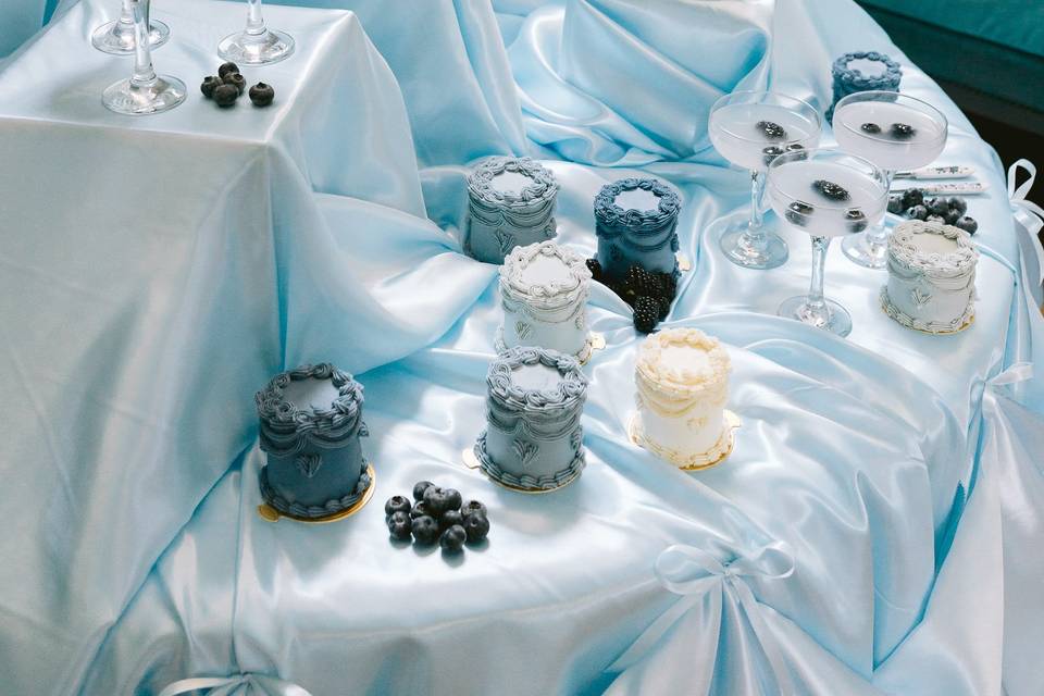 Ombre Lambeth mini cakes