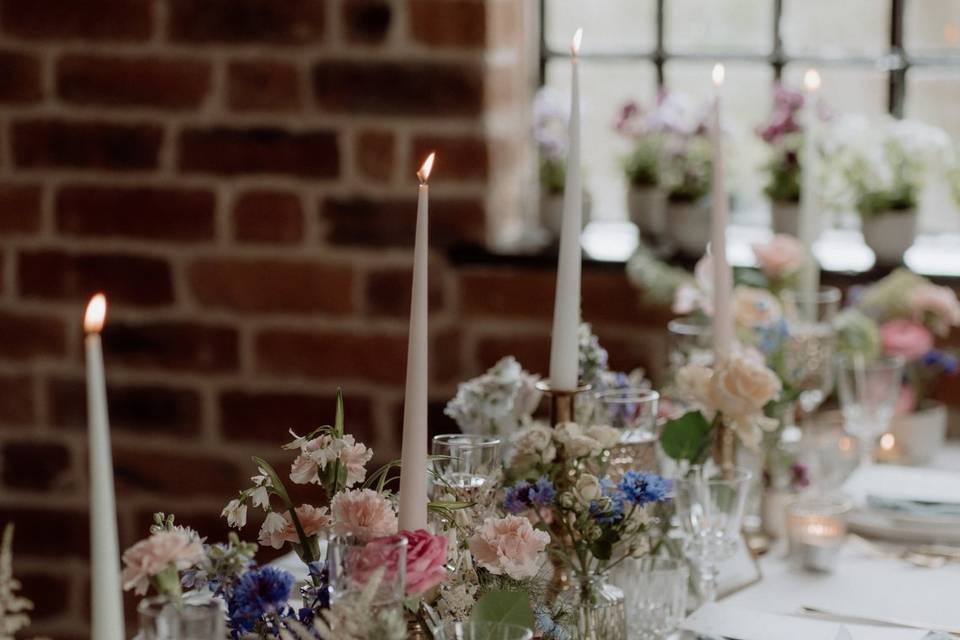 Bud vase table