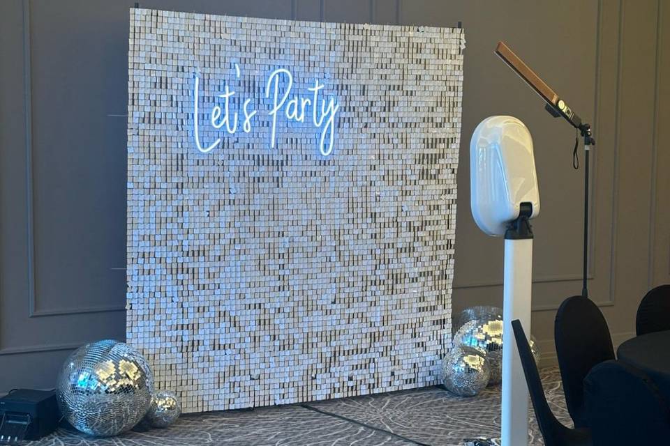 Booth with pearl shimmer wall
