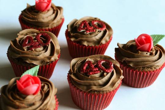 Roses with chocolate frosting
