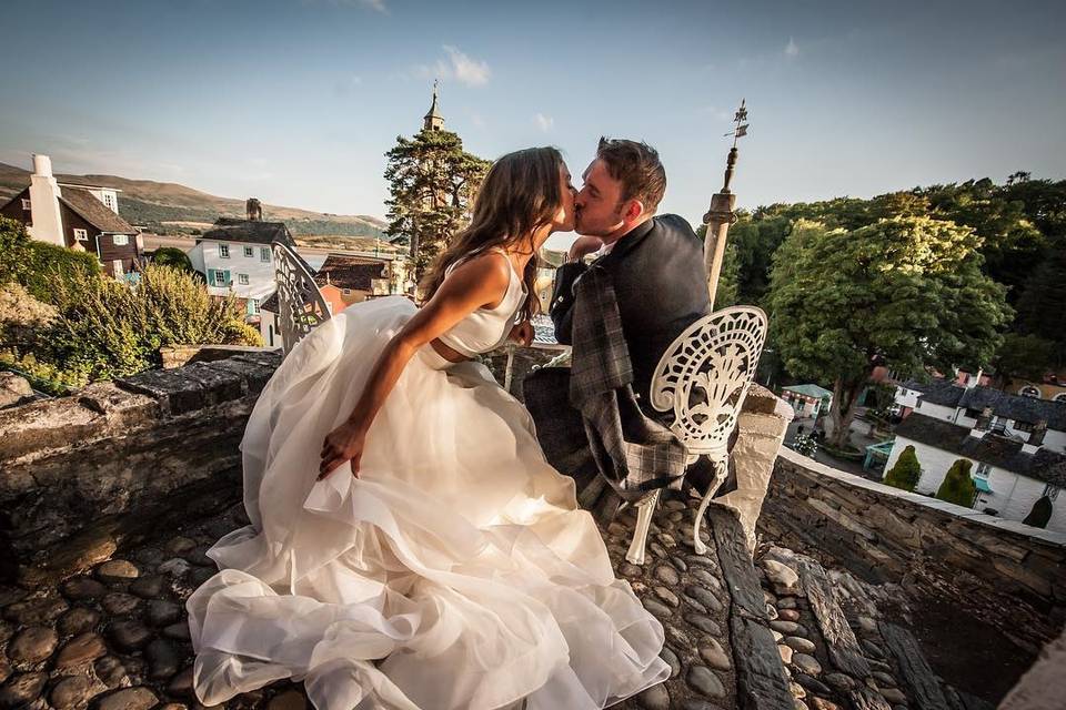 Newlyweds kissing - Craige Barker Photography