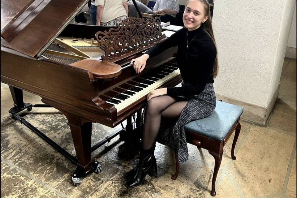 Arina Brovanova - Pianist