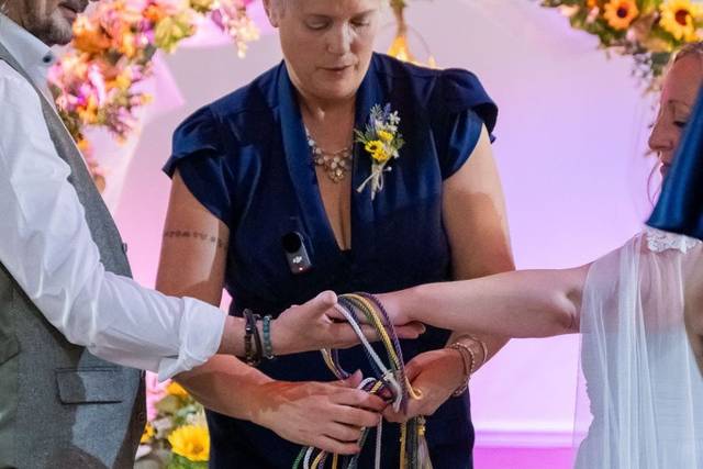 Performing a handfasting