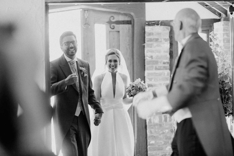 Hand in hand - Hampshire wedding photographer