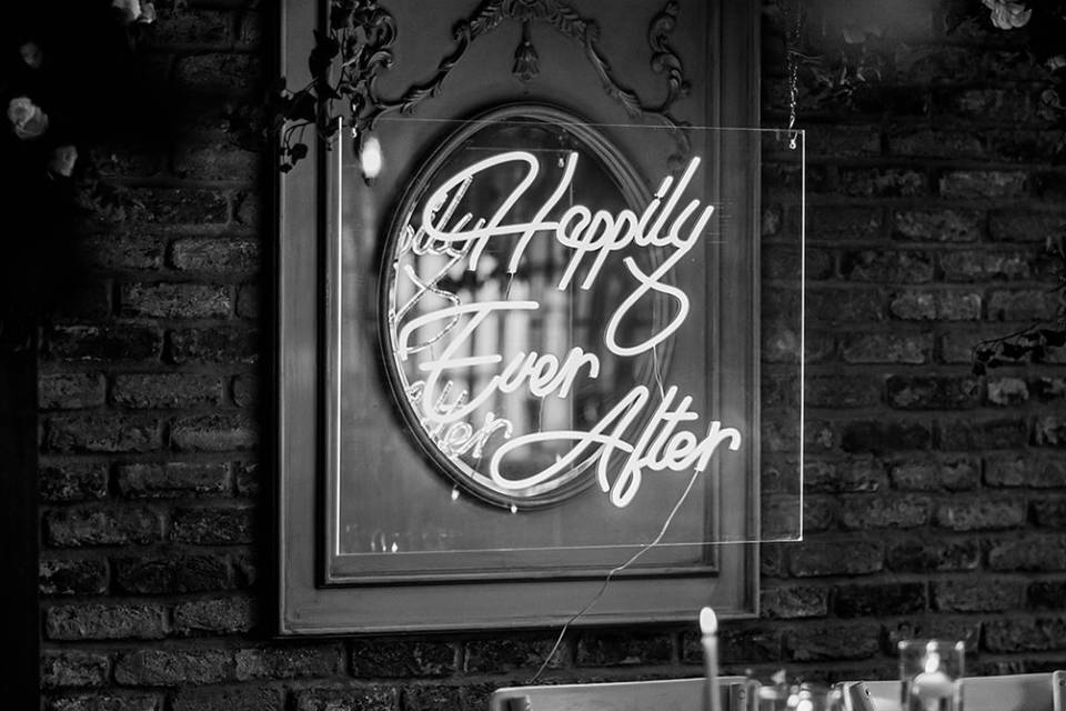 Neon Vibe signs for wedding de