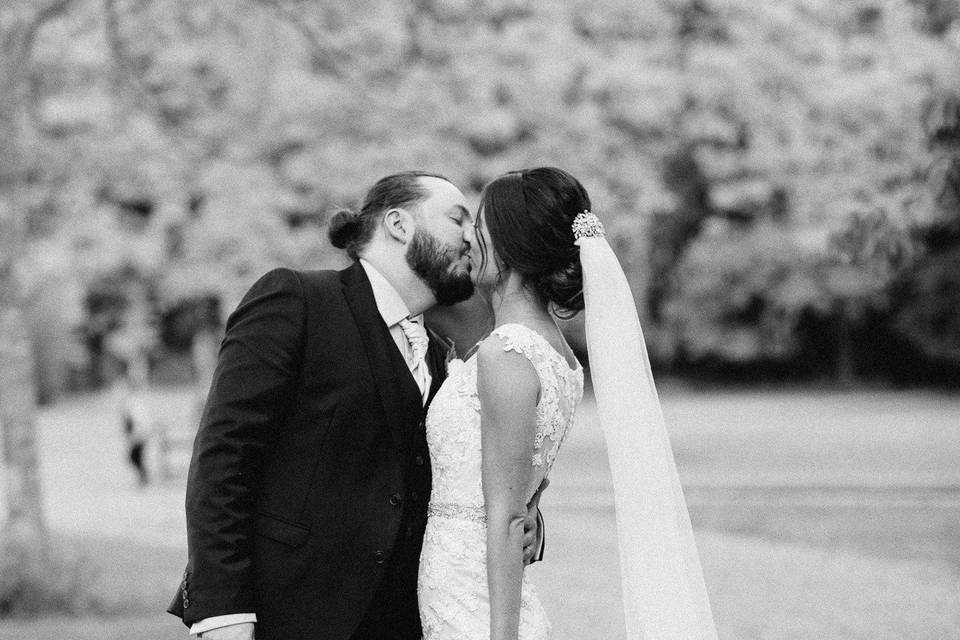 A sweet kiss - Cambridge wedding photographer