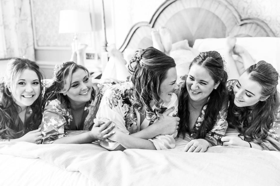 Bride with her bridesmaids - Rapid Image UK