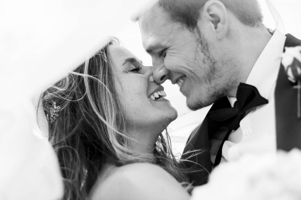 Couple seated on a bench - Rapid Image UK