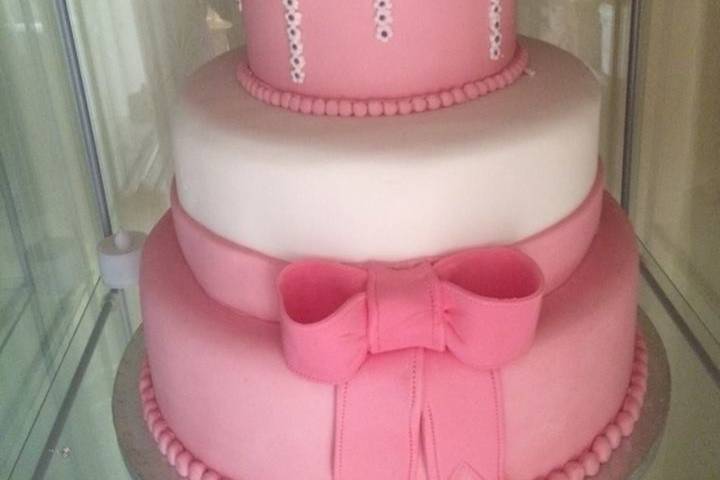 Sugar hibiscus wedding cake