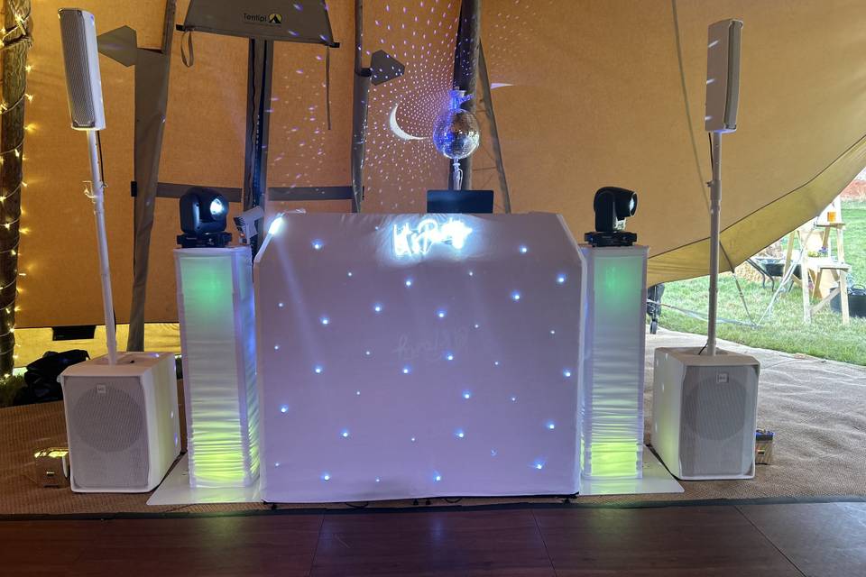 Wedding, Tipi